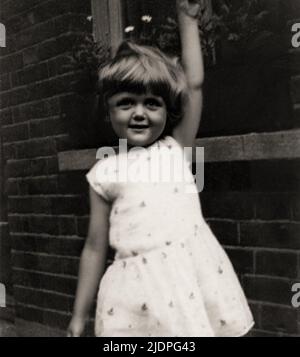 1928 c.. , Londra , GRAN BRETAGNA : la celebre attrice britannica Dame ANGELA LANSBURY ( nata il 16 ottobre 1925 ), quando era una bambina , di 3 anni . Fotografo sconosciuto .- STORIA - FOTO STORICHE - RITRATTO - ritratto - ritratto - ATTORE - ATTRICE - FILM - CINEMA - personalità da giovane giovani - da bambina bambino bambini - personalità quando era giovane - INFANZIA - INFANZIA - BAMBINO - BAMBINI --- ARCHIVIO GBB Foto Stock