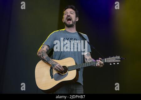 PORTSMOUTH, INGHILTERRA: Frank Turner suona sul palco il giorno 2 del festival vittorioso con: Frank Turner dove: Portsmouth, Regno Unito quando: 28 ago 2021 credito: Neil Lupin/WENN Foto Stock