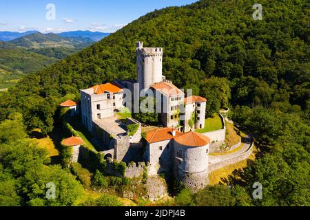 Vista del castello medievale Branik a Nova Gorica. Foto Stock