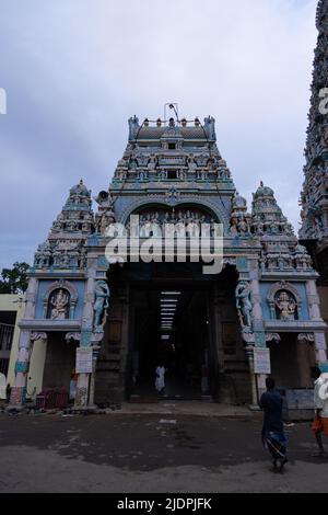 Kovilpatti, Tamilnadu / India - Maggio 16 2022 :Shenbahavalli amman kovil o Sri Poovananathar Swamy Tempio in kovilpatti Foto Stock