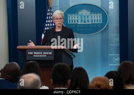 Washington, Vereinigte Staaten. 22nd giugno 2022. Il Segretario dell'energia degli Stati Uniti Jennifer Granholm partecipa a un briefing alla Casa Bianca di Washington, DC, 22 giugno 2022. Credit: Chris Kleponis/Pool via CNP/dpa/Alamy Live News Foto Stock