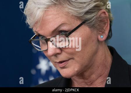 Washington, Vereinigte Staaten. 22nd giugno 2022. Il Segretario dell'energia degli Stati Uniti Jennifer Granholm partecipa a un briefing alla Casa Bianca di Washington, DC, 22 giugno 2022. Credit: Chris Kleponis/Pool via CNP/dpa/Alamy Live News Foto Stock