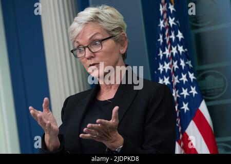 Washington, Vereinigte Staaten. 22nd giugno 2022. Il Segretario dell'energia degli Stati Uniti Jennifer Granholm partecipa a un briefing alla Casa Bianca di Washington, DC, 22 giugno 2022. Credit: Chris Kleponis/Pool via CNP/dpa/Alamy Live News Foto Stock