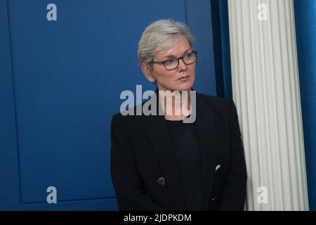 Washington, Vereinigte Staaten. 22nd giugno 2022. Il Segretario dell'energia degli Stati Uniti Jennifer Granholm partecipa a un briefing alla Casa Bianca di Washington, DC, 22 giugno 2022. Credit: Chris Kleponis/Pool via CNP/dpa/Alamy Live News Foto Stock