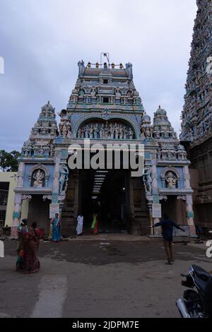 Kovilpatti, Tamilnadu / India - Maggio 16 2022 :Shenbahavalli amman kovil o Sri Poovananathar Swamy Tempio in kovilpatti Foto Stock