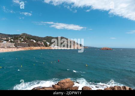 Vista su una spiaggia e colline a Tossa de Mar, Spagna. Costa della Catalogna Foto Stock