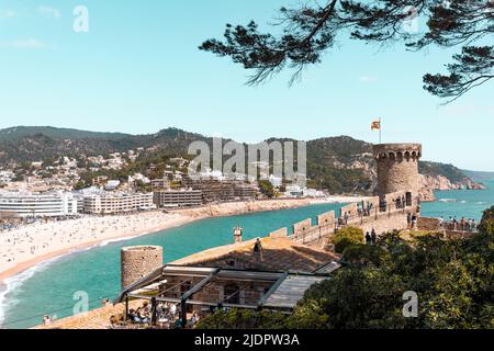 Veduta aerea della fortezza di Tossa de Mar, Costa Brava, Spagna. Storico centro storico costiero su una collina vicino al Mar Mediterraneo Foto Stock