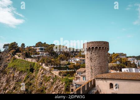 Veduta aerea della fortezza di Tossa de Mar, Costa Brava, Spagna. Storico centro storico costiero su una collina vicino al Mar Mediterraneo Foto Stock