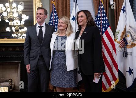 Centro. 22nd giugno 2022. Il vicepresidente degli Stati Uniti Kamala Harris propone una foto di gruppo dopo aver giurato cerimonialmente all'ambasciatore Scott Miller di essere ambasciatore straordinario e plenipotenziario presso la Confederazione svizzera e il Principato del Liechtenstein presso il Vice Presidents Ceremonial Office nell'Eisenhower Executive Office Building di Washington, DC il 22 giugno 2022. Millers madre, Beverly Ann Miller è al centro. Credit: Ron Sachs/Pool via CNP/dpa/Alamy Live News Foto Stock