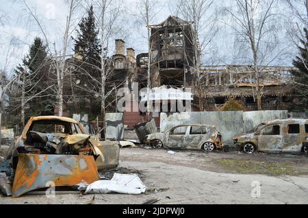 Mriya, regione di Kiev, Ucraina - 11 aprile 2022: Completamente distrutto hotel e automobili civili durante le ostilità attive nella regione di Kiev. Foto Stock