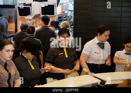 San Pietroburgo, Russia. 22nd giugno 2022. Il personale del ristorante serve i clienti. La nuova catena di fast food russa 'Vkusno i Tochka' apre nei ristoranti dell'ex McDonald's a San Pietroburgo e in altre città della Federazione Russa. Credit: SOPA Images Limited/Alamy Live News Foto Stock