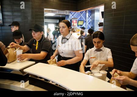 San Pietroburgo, Russia. 22nd giugno 2022. Il personale del ristorante serve i clienti. La nuova catena di fast food russa 'Vkusno i Tochka' apre nei ristoranti dell'ex McDonald's a San Pietroburgo e in altre città della Federazione Russa. (Foto di Kashkkkovskij/Sipa USA) Credit: Sipa USA/Alamy Live News Foto Stock