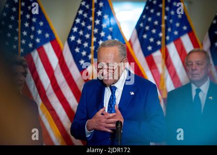 Chuck Schumer (democratico di New York), leader della maggioranza del Senato degli Stati Uniti, offre osservazioni durante Democratâs la conferenza stampa del pranzo della politica del Senato al Campidoglio degli Stati Uniti a Washington, DC, mercoledì 22 giugno 2022. Credito: Rod Lammey/CNP Foto Stock