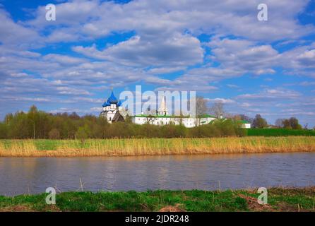 Il Cremlino di Suzdal sulla riva del fiume. Cupole della Cattedrale della Natività e campanili, architettura russa del XIII secolo. Russia, 2022 Foto Stock