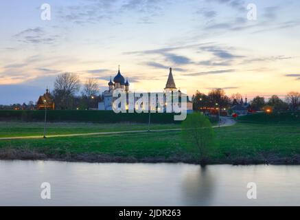 Panorama del Cremlino di Suzdal al mattino. Cupole della Cattedrale dell'Assunzione e campanili, architettura russa del XIII secolo. Russia, 20 Foto Stock