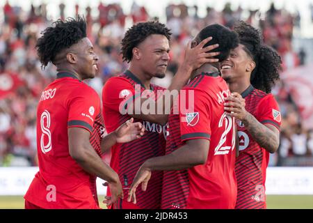 Toronto, Ontario, Canada. 22nd giugno 2022. Kosi Thompson (47), Jayden Nelson (11), Ralph Piso-Mbongue (8) e Ayo Akinola (20) festeggiano dopo che Akinola ha segnato un gol durante il campionato canadese tra Toronto FC e CF Montreal. La partita si è conclusa nel 4-0 per il Toronto FC. (Credit Image: © Angel Marchini/ZUMA Press Wire) Foto Stock