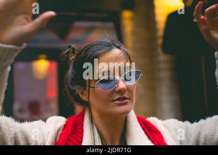 Una donna attraente cammina attraverso un quartiere giapponese in città. Vista frontale. Foto Stock