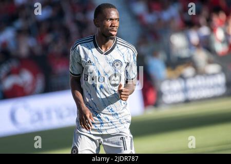 Toronto, Canada. 22nd giugno 2022. Jojea Kwizera (17) di Montreal visto in azione durante la partita del campionato canadese tra Toronto FC e CF Montreal al BMO Field. La partita si è conclusa nel 4-0 per il Toronto FC. (Foto di Angel Marchini/SOPA Images/Sipa USA) Credit: Sipa USA/Alamy Live News Foto Stock