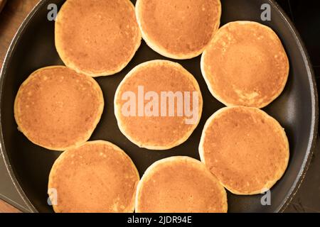 Pancake in una padella. Deliziose frittelle fatte in casa per la cucina di base per colazione o pranzo. Foto di alta qualità Foto Stock