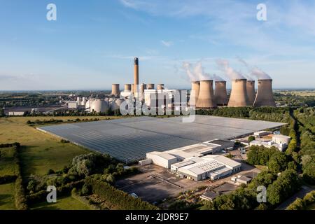 DRAX, REGNO UNITO - 20 GIUGNO 2022. Drax centrale elettrica a carbone utilizza il suo calore in eccesso per riscaldare serre presso la fabbrica di insalate inglese Village per il produ alimentare Foto Stock