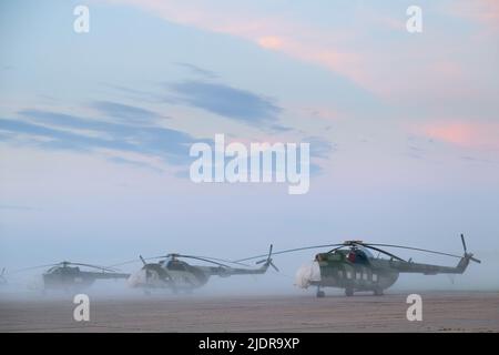 Elicotteri militari MI-8 presso il campo d'aviazione al mattino presto prima dell'alba Foto Stock