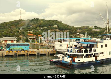 Porto di Labuan Bajo nella città costiera di Labuan Bajo sulla punta occidentale dell'isola di Flores, che è amministrativamente situato in Komodo, Manggarai occidentale, Nusa Tenggara orientale, Indonesia. Foto Stock