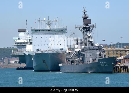 22/06/2022 Portsmouth UK Japan Maritime Self-Defense Force JS Shimakaze un cacciatorpediniere missilistico guidato Hatakaze-Class insieme a RFA Mounts Bay e HM Foto Stock