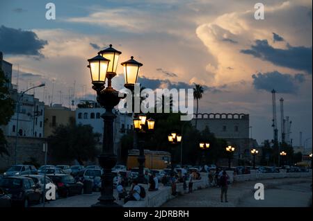 Bari, Puglia, Italia. Agosto 2021. Il lungomare è caratterizzato da splendide luci di strada. Le persone si riuniscono lungo questa passeggiata per godere il fresco di t Foto Stock