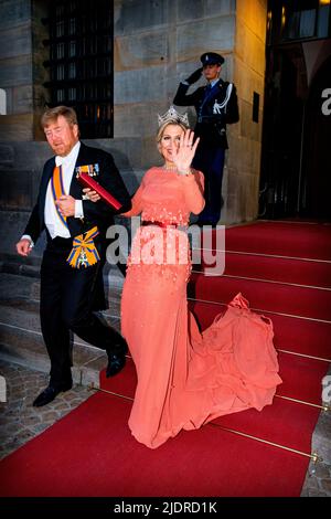 Amsterdam, Niederlande. 22nd giugno 2022. AMSTERDAM - Re Willem-Alexander, Regina Maxima e Principessa Beatrix dei Paesi Bassi partecipano al gala annuale del corpo Diplomatico al Palazzo reale, 22 giugno 2022. Credit: Patrick van Katwijk/dpa/Alamy Live News Foto Stock