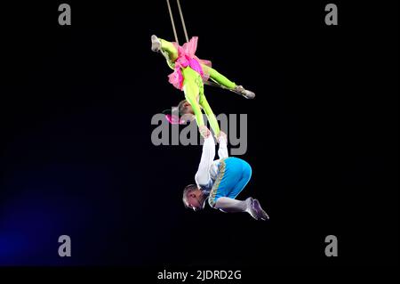 Bambini artisti aerialisti che si esibiscono sotto la cupola del circo. Giugno 10, 2018. Kiev, Ucraina Foto Stock