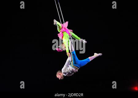 Bambini artisti aerialisti che si esibiscono sotto la cupola del circo. Giugno 10, 2018. Kiev, Ucraina Foto Stock