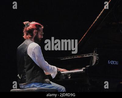 Verona, Italia. 22nd giugno 2022. Dino rubino durante PAOLO FRESU - FERLINGHETTI, Concerto musicale cantante italiano a Verona, Italia, Giugno 22 2022 Credit: Agenzia fotografica indipendente/Alamy Live News Foto Stock