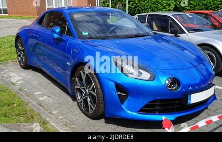 Papenburg, Germania - Giugno 17 2022 Giornata d'incontro del club alpino Renault. All'angolo si trova un Alpine A110 blu (versione 2017) Foto Stock