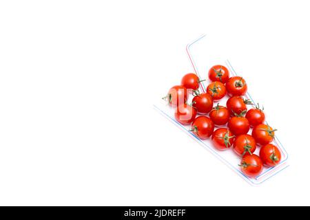 Cocktail di pomodoro creativo piatto a base di pomodori ciliegini freschi e cannucce da bere isolate su sfondo bianco con spazio copia. Foto Stock