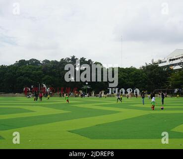 Bambini che giocano a calcio in Bandung Square Foto Stock