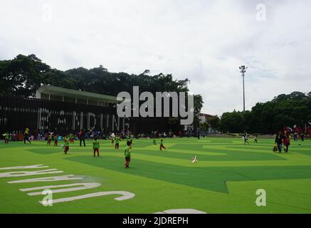 Bambini che giocano a calcio in Bandung Square Foto Stock