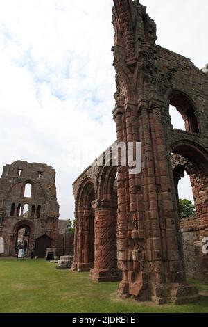 Rovine del Priorato di Lindisfarne a Holy Island, Northumberland, fondato dal monaco irlandese St.Aidan nel AD635. Foto Stock