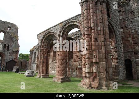 Rovine del Priorato di Lindisfarne a Holy Island, Northumberland, fondato dal monaco irlandese St.Aidan nel AD635. Foto Stock
