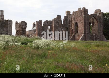 Priorato di Lindisfarne, fondato dal monaco irlandese St.Aidan nel 635 d.C., dal Heugh sull'Isola Santa, Northumberland. Foto Stock