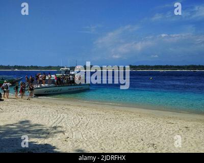 I turisti sono arrivati a Gili Trawangan Lombok con traghetto veloce Foto Stock