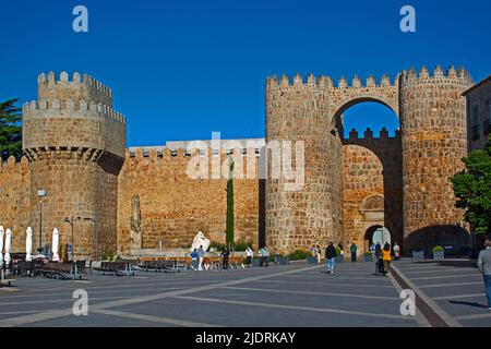 Ávila mura della città. Puerta del Alcázar da Plaza de Santa Teresa de Jesus. Foto Stock