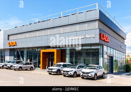 Samara, Russia - 18 giugno 2022: Concessionario Lada ufficio del concessionario ufficiale. Lada è un'azienda automobilistica russa. Testo in russo: Samara Auto Foto Stock