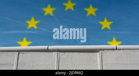 Muro di confine con stelle dell'UE sullo sfondo Foto Stock