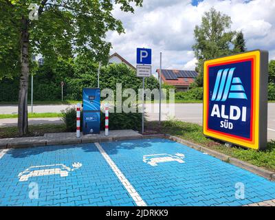 MONACO di BAVIERA, GERMANIA, GIUGNO 2022: Aldi Charger per il caricamento gratuito di auto elettriche. Foto Stock