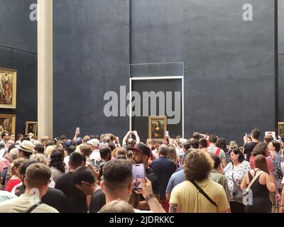 PARIGI, FRANCIA - GIUGNO 20: I turisti che fotografano la famosa foto di la Gioconda nel Museo del Louvre il 20th 2022 giugno a Parigi, Francia. Foto Stock