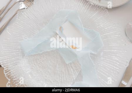 Allestimento tavolo festivo con biglietto per il nome sul primo piano della tovaglia bianca. Place Identity, sala decorata, celebrazione evento. Vacanza, elegante e di lusso Foto Stock