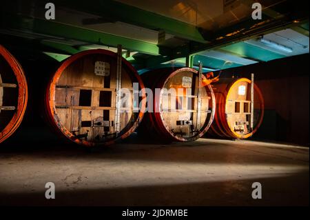 Vecchia e moderna attrezzatura per la distillazione di forte bevanda alcolica di mela calvados in Normandia, regione Calvados, Francia, tour di degustazione Foto Stock