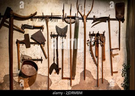 Vecchia e moderna attrezzatura per la distillazione di forte bevanda alcolica di mela calvados in Normandia, regione Calvados, Francia, tour di degustazione Foto Stock