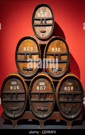 Vecchia e moderna attrezzatura per la distillazione di forte bevanda alcolica di mela calvados in Normandia, regione Calvados, Francia, tour di degustazione Foto Stock