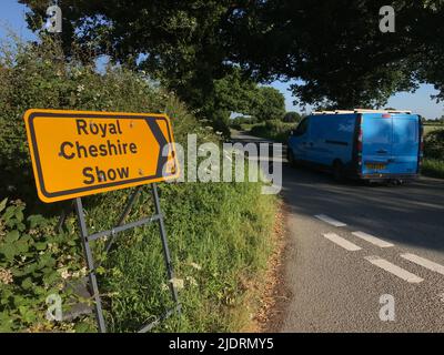 Royal Cheshire Show, segnaletica gialla per la gestione del traffico nelle corsie rurali, per prevenire ingorghi e ritardi, Pickmere, Cheshire, Inghilterra, Regno Unito Foto Stock